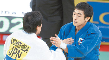 김주진(오른쪽)이 2008 파리오픈국제유도대회 결승에서 일본의 우치시바 마사토와 치열한 잡기 싸움을 하고 있다. 김주진은 호쾌한 한판승으로 금메달을 따냈다. 파리=로이터 연합뉴스