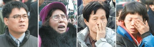 “어떡해…” 11일 날이 밝으면서 폐허가 된 숭례문이 모습을 드러내자 시민들은 참혹함에 할말을 잃었다. 무너져내린 국보 1호를 앞에 두고 별 도리가 없다는 안타까움에 긴 한숨만 내쉬었다. 지그시 눈을 감고 외면도 해 보지만 앙상한 뼈마디조차 절반이 채 남지 않은 모습은 사라지지 않았다. 일부 시민은 슬픔이 분노로 바뀌어 하늘에 대고 탄식을 토해냈다. 원대연 기자