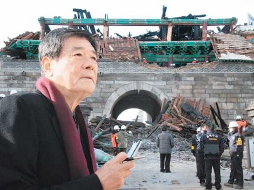 화염 속으로 처참히 주저앉은 숭례문에서 소설가 김주영 씨는 6·25전쟁 당시 피란길을 보았다. 12일 오전 잿더미로 변한 화재 현장을 찾은 작가의 눈에 참담함과 한 가닥 희망이 공존하고 있다. 홍진환 기자