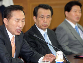 이명박 대통령 당선인(왼쪽)이 12일 오전 서울 종로구 삼청동 대통령직인수위원회에서 한승수 국무총리 후보자, 안상수 한나라당 원내대표 등이 참석한 가운데 열린 인수위 간사단-대통령수석비서관 내정자 연석회의에서 정부조직 개편안의 당위성을 거듭 강조하고 있다. 사진공동취재단