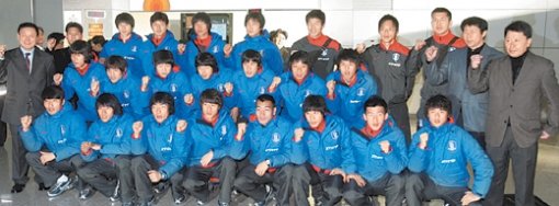 허정무호, 동아시아 선수권 출격허정무 감독(왼쪽)이 이끄는 축구대표팀이 17일부터 중국 충칭에서 열리는 2008 동아시아축구선수권대회에 참가하기 위해 출국하기 전 인천국제공항에서 파이팅을 외치고 있다. 인천=연합뉴스