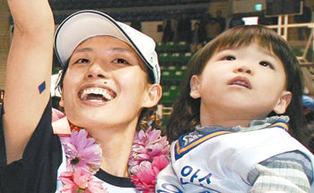 1991년부터 국가대표로 활약해 온 전주원이 무릎 부상 악화를 이유로 대표팀 은퇴 의사를 밝혔다. 전주원이 지난해 4월 겨울리그에서 신한은행의 통합 우승을 이끈 뒤 딸 수빈이를 안고 기뻐하고 있다. 동아일보 자료 사진