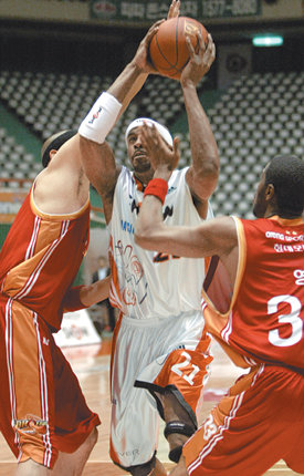 KTF 제이미 켄드릭(가운데)이 모비스 키나 영(오른쪽)과 에릭 샌드린의 수비를 뚫고 골밑 슛을 시도하고 있다. 켄드릭은 양 팀 최다인 10개의 리바운드를 기록하며 골밑을 지켰다. 부산=연합뉴스