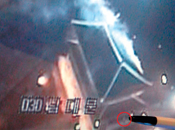 본보가 13일 입수한 에리카 김 씨와 미국 검찰이 플리바기닝(형량 협상)한 내용이 담긴 미국 캘리포니아 연방지방법원의 재판 자료. ‘피고 에리카 김’이라고 적힌 자료엔 “검찰이 김경준 씨와 관련된 사건에 대해 기소하지 않는다면 보호관찰을 받아들이겠다”는 취지의 내용이 나와 있다. 이 플리바기닝이 성사돼 김 씨는 11일(현지 시간) 미국 법원에서 보호관찰 3년을 선고받았다.