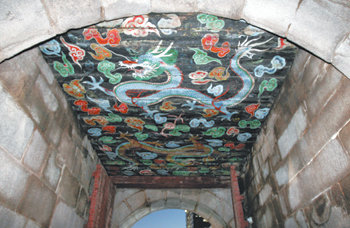 천장화는 무사했다13일 화재현장을 조사한 결과 돌문인 홍예문 위쪽에 있는 천장화는 화재에도 불구하고 색깔과 모습을 그대로 보존하고 있다. 전영한  기자