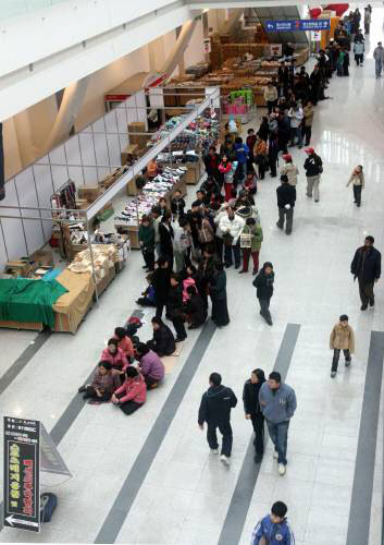 속칭 ‘땡처리’ 시장이 벌어진 한 지방 행사장. 이런 곳에서 팔리는 제품의 상당 수가 멀쩡하게 반품된 상품이라는게 유통업계 관계자들의 설명이다. 동아일보 자료사진