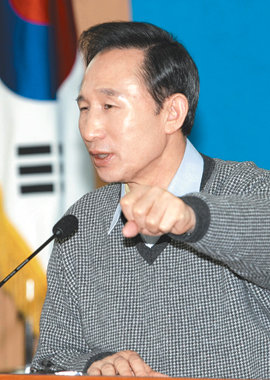 이명박 대통령 당선인이 16, 17일 경기 과천시 중앙공무원교육원에서 열린 ‘이명박 정부 국정운용에 관한 합동 워크숍’에서 마무리 발언을 하고 있다. 과천=사진공동취재단