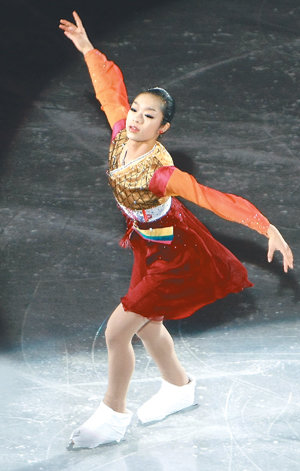 김나영이 17일 4대륙 피겨스케이팅선수권대회 갈라쇼에서 드라마 ‘황진이’의 배경음악인 ‘봄날’과 ‘엉퀴바람’에 맞춰 자태를 뽐내고 있다. 고양=연합뉴스