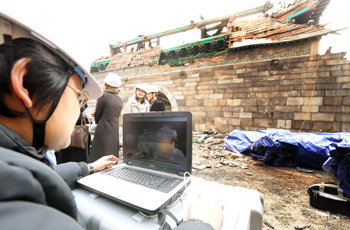 숭례문, 컴퓨터에 저장중국립문화재연구소 연구원이 18일 숭례문 화재 현장에서 3차원 레이저 스캐너로 찍은 디지털 영상을 살펴보고 있다. 사진공동취재단