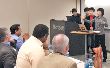 한국의 ‘엔샵605’팀이 18일 미국 샌프란시스코 실리콘밸리의 MS 본사에서 현지 벤처투자가들을 대상으로 사업 프레젠테이션을 하고 있다. 이들은 4일부터 MS의 초청으로 현지에 머물면서 시청각 장애인의 의사소통을 돕기 위해 자신들이 개발한 ‘핑거 코드’란 기술을 실제 사업으로 발전시키는 교육을 받았다. 샌프란시스코=임우선  기자