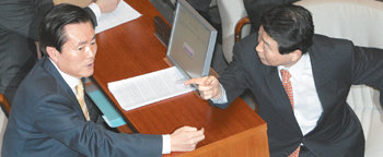 국회로 이어진 설전통합민주당 김효석 원내대표(왼쪽)와 한나라당 안상수 원내대표가 19일 오후 국회 본회의장에서 전날 이명박 대통령 당선인의 새 정부 조각 명단 발표와 정부조직 개편안 협상과 관련해 대화를 나누고 있다. 안철민  기자