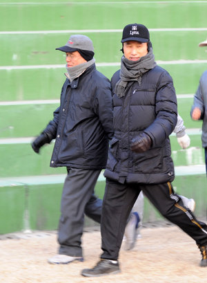 운동으로 하루 시작이명박 대통령 당선인이 19일 오전 경기 과천시 중앙공무원교육원에서 한승수 국무총리 후보자(왼쪽)와 함께 빠른 걸음으로 운동장을 산책하고 있다. 사진 제공 대통령직인수위원회