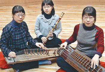 일란성 세 쌍둥이 자매가 올해 대학입시에서 지원한 단국대 국악과에 동시에 합격해 화제다. 왼쪽부터 이다원(20·가야금), 다정(대금), 다감(거문고) 씨가 19일 자신들이 연주하는 악기로 포즈를 취하고 있다. 연합뉴스