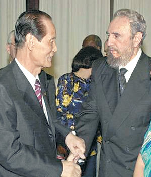 2001년 4월 1일 피델 카스트로 쿠바 국가평의회 의장(오른쪽)이 이만섭 당시 국회의장을 접견하고 있다. 당시 두 사람은 쿠바 아바나 주재 한국 무역대표부 설치에 합의했다. 동아일보 자료 사진