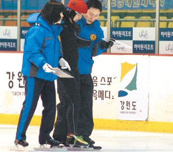 “조심해요.” 빙상스타 출신인 심판 김윤만 씨(오른쪽)가 중심을 잡지 못하고 넘어진 한 장애인 선수를 다른 심판과 함께 부축하고 있다. 사진 제공 대한장애인체육회