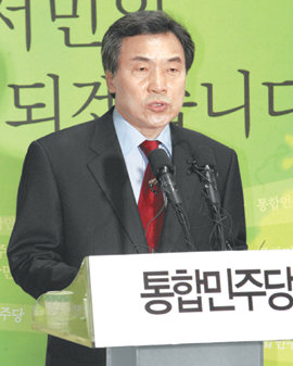 “받아들이겠습니다” 통합민주당 손학규 공동대표가 20일 서울 영등포구 당산동 당사에서 긴급기자회견을 열고 정부조직 개편과 관련해 해양수산부 폐지를 수용하겠다는 뜻을 밝히고 있다. 안철민 기자