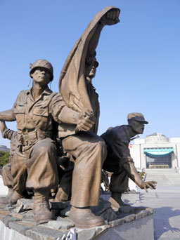병사들의 동상이 입구에 서 있는 한국의 전쟁 기념관=서울에서 후쿠다(福田) 가 촬영