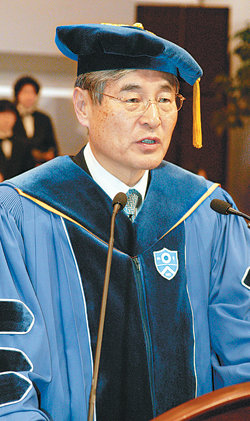 김한중 제16대 연세대 총장이 21일 취임식에서 “‘품위 있는 개혁’을 통해 임기 안에 연세대를 세계 100대 대학으로 만들겠다”고 강조했다. 사진 제공 연세대