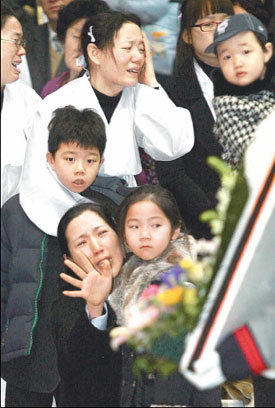 헬기 사고로 순직한 장병 7명의 합동 영결식이 22일 오전 경기 성남시 국군수도 병원에서 열렸다. 고 신기용 준위의 부인이 영결식에서 딸을 안은 채 울고 있다. 성남=원대연 기자