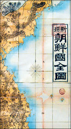 호사카 유지 세종대 교양학부 교수가 22일 공개한 일본 고지도 ‘신찬 조선 국전도(新撰朝鮮國全圖)’에 독도가 한반도와 같은 색으로 표시돼 있다. 이 지도는 1894년 제작됐다. 연합뉴스