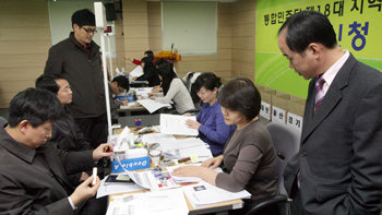 통합민주당의 공천 신청 마감을 하루 앞둔 22일 예비후보들이 서울 영등포구 당산동 당사에 마련된 창구에 서류를 접수시키기 위해 구비서류를 점검하고 있다. 안철민 기자