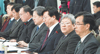 22일 서울 종로구 세종로 정부중앙청사에서 열린 로스쿨 예비인가 대학 법대 학장회의 첫 모임에서 참석자들이 관련 자료를 검토하고 있다. 이 회의에는 전국 25개 예비인가 대학 법대학장과 교무처장 등 30여 명이 참석했다. 이훈구 기자