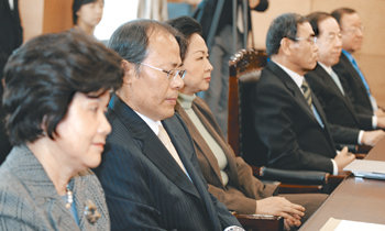 장관 후보자들 李당선인과 간담회이명박 정부의 첫 장관 후보자들이 22일 이명박 당선인 집무실에서 당선인과 간담회를 가졌다. 왼쪽부터 박은경(환경부) 남주홍(통일부) 이춘호(여성부) 이상희(국방부) 김경한(법무부) 강만수 후보자(기획재정부). 이종승  기자