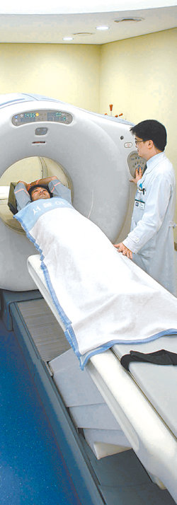 한 환자가 PET-CT로 암 조기진단을 받고 있다. PET-CT는 컴퓨터단층촬영(CT)의 해부학적 영상과 양전자 방출 단층촬영(PET)의 기능적 영상을 합쳐 질병이 어느 부위에서 발생하고 있는지 정확하게 집어낸다. 사진 제공 서울아산병원
