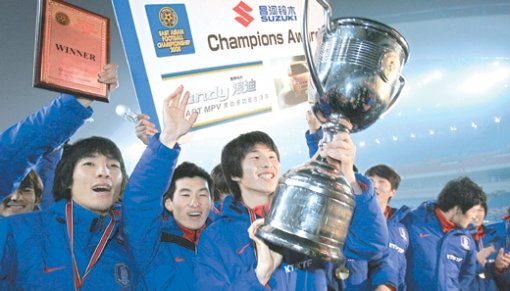 한국축구대표팀의 주전 수비수로 떠오른 강민수(가운데)가 2008 동아시아축구선수권대회 우승컵을 치켜들자 조용형 오장은(앞줄 왼쪽부터) 등 선수들이 환호성을 터뜨리고 있다. 충칭=연합뉴스