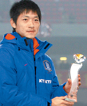 김남일 MVP동아시아축구선수권대회 남자부 최우수선수(MVP)에 뽑힌 한국축구대표팀 주장 김남일. 충칭=연합뉴스