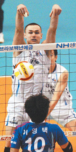 “이게 철벽 블로킹”삼성화재-대한항공의 프로배구 경기. 양 팀 통틀어 가장 많은 28점을 올린 삼성화재 안젤코 추크(위)가 힘차게 뛰어올라 블로킹을 성공시키고 있다. 대전=연합뉴스