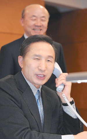 안보상황 점검으로 첫 직무 수행이명박 대통령이 25일 0시 서울 종로구 통의동 당선인 집무실에서 군통수권자로서 합참 지휘통제반장 이형국 대령과 통화하며 안보상황을 점검하는 것으로 제17대 대통령의 첫 직무를 수행했다. 뒤쪽은 유우익 대통령실장. 사진공동취재단