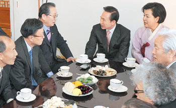 “열심히 하겠습니다”이명박 대통령 내외는 23일 서울 종로구 가회동 자택에 인근 주민들을 초청해 다과회를 열었다. 이 대통령은 주민들의 배려에 감사의 뜻을 표했고, 주민들은 좋은 대통령이 돼 달라고 당부했다. 사진 제공 대통령직인수위원회