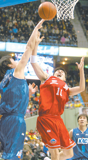 한뼘 차이삼성-KCC의 경기. 삼성 이상민(가운데)이 KCC 서장훈(왼쪽)의 수비를 피해 골밑 슛을 시도하고 있다. 이날 삼성 선수들은 구단 창립 30주년을 맞아 1978년 창단 때의 유니폼을 입고 출전했다. 연합뉴스