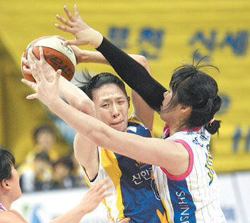철벽 수비신한은행 가드 전주원(왼쪽)이 신세계 센터 양지희의 밀착 수비에 막히자 패스할 곳을 찾고 있다. 부천=연합뉴스