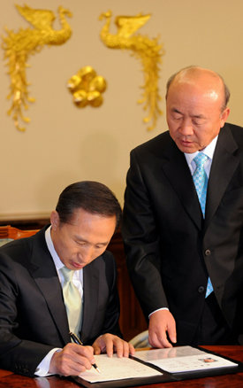 총리 임명동의요청서에 서명이명박 대통령이 25일 청와대 본관에서 류우익 대통령실장(오른쪽)이 배석한 가운데 한승수 국무총리 임명동의요청서에 서명하고 있다. 대통령 취임식을 마친 뒤 첫 공식 업무였다. 이종승 기자