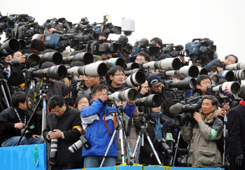 뜨거운 취재경쟁제17대 대통령 취임식이 열린 서울 영등포구 여의도 국회 앞마당에 수많은 내외신 기자들이 몰려 취재 경쟁을 벌이고 있다. 안철민 기자