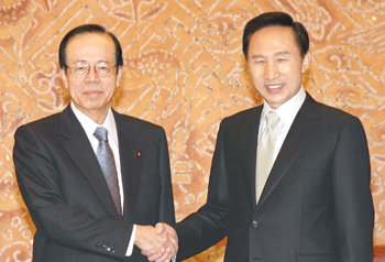 이명박 대통령(오른쪽)이 25일 청와대에서 취임후 첫 공식행사인 후쿠다 야스오 일본 총리와 한일 정상회담을 하기 전 악수하고 있다. 이종승 기자