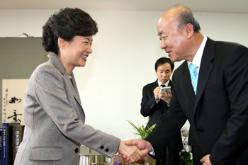 박근혜 찾아간 대통령실장 류우익 대통령실장(오른쪽)과 박재완 대통령정무수석비서관 내정자가 26일 국회 의원회관을 찾아 박근혜 전 한나라당 대표(왼쪽)를 예방했다. 류 실장은 “어제 공식 발령을 받았다”며 “이명박 대통령이 여러 가지 감사의 뜻을 전하라고 했다”고 말했다. 전영한 기자