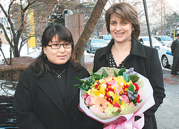 1992년 바르셀로나 올림픽 여자 공기소총 금메달리스트 여갑순 씨(왼쪽)가 당시 은메달에 그친 베셀라 레체바 씨와 26일 서울 태릉사격장에서 재회했다. 레체바 씨는 불가리아 청소년체육청 장관이 돼 이명박 대통령 취임식 참석차 내한했다. 연합뉴스