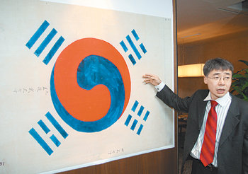 김도형 독립기념관 선임연구원이 28일 서울 중구 한국프레스센터에서 박영효가 1882년 제작한 태극기의 모사본으로 추정되는 자료에 대해 설명하고 있다. 전영한  기자