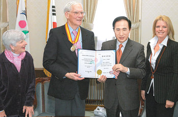 4대에 걸쳐 ‘한국 사랑’을 실천해 온 테일러 가족이 2006년 2월 서울시장이었던 이명박 대통령에게서 명예 시민을 상징하는 메달을 받던 모습. 사진 왼쪽에서 두 번째가 브루스 테일러 씨. 동아일보 자료 사진