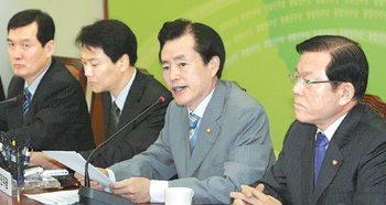 “다른 장관 후보자도 문제”김효석 통합민주당 원내대표(오른쪽에서 두 번째)가 28일 원내대표단회의에서 김성이 보건복지가족부, 유인촌 문화체육관광부 장관 후보자도 장관으로서 부적절하다며 청와대와 한나라당을 압박하고 있다. 안철민  기자