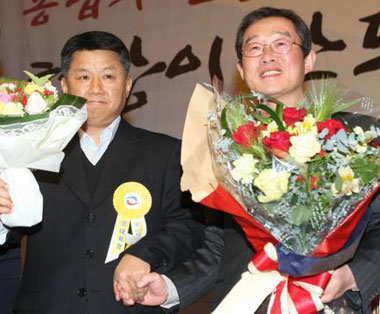 28일 서울 용산구민회관 대강당에서 열린 한국노총 위원장 이취임식에서 장석춘 신임 위원장(왼쪽)이 “경제 살리기에 앞장서겠다”며 이용득 전 위원장과 손을 마주 잡았다. 연합뉴스