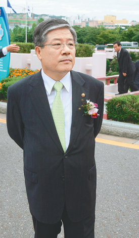 김성호 국가정보원장 후보자는 법무부 장관 재직 중 청와대와의 갈등 등으로 경질설이 끊이지 않자 지난해 9월 전격 사퇴했다. 장관 퇴임식 후 법무부 청사를 바라보고 있는 김 후보자. 동아일보 자료 사진