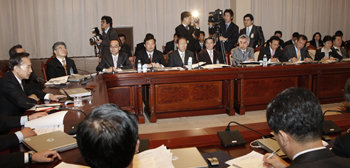 이명박 대통령(왼쪽)이 29일 오전 청와대에서 확대비서관회의를 주재하고 있다. 이종승 기자