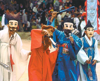 부산 지역에서 전승되는 탈춤인 ‘동래야유’. 야유는 들판처럼 넓은 곳에서 이뤄진다고 해서 붙은 이름이다. 동아일보 자료 사진