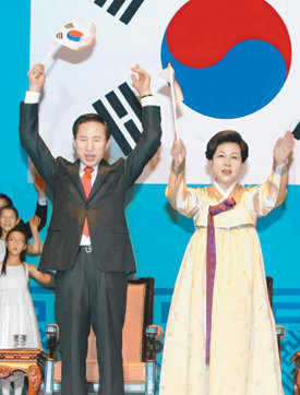 만세 삼창이명박 대통령과 김윤옥 여사가 1일 서울 종로구 세종문화회관에서 열린 제89주년 3·1절 기념식에 참석해 만세 삼창을 하고 있다. 이종승 기자