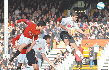 ‘대형 엔진’ 끝내줬다박지성(왼쪽)이 전반 44분 폴 스콜스가 띄워 준 공을 풀럼의 에런 휴스(가운데)와 폴 스털터리의 수비 뒤에서 뛰어오르며 멋진 헤딩슛으로 연결하고 있다. 런던=AFP 연합뉴스