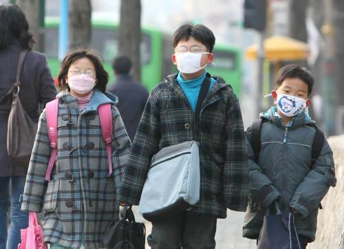 밤사이 전국적으로 극심했던 황사가 3일 오전 옅어진 가운데 서울 청운동 청운초등학교 어린이들이 마스크를 착용한 채 등교하고 있다.[연합]